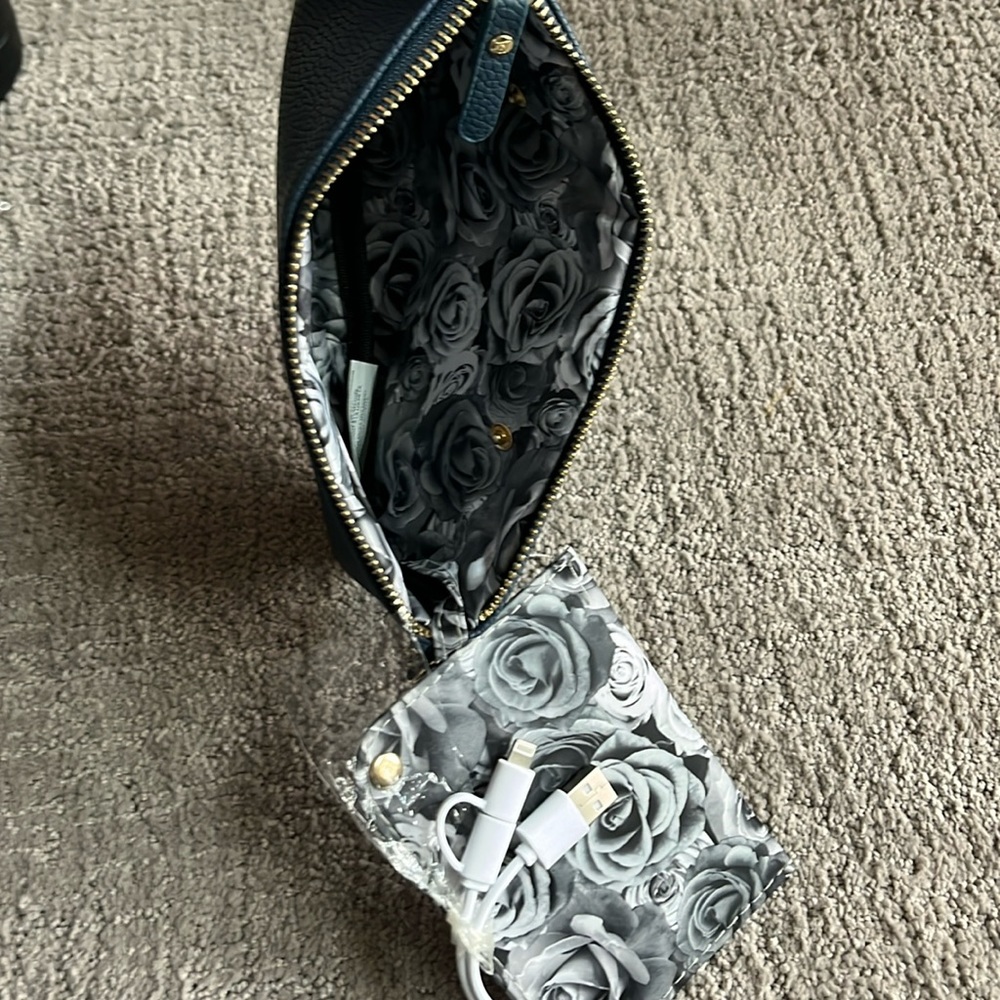 Beautiful new Adrienne Vittadini studio wristlet but no tags